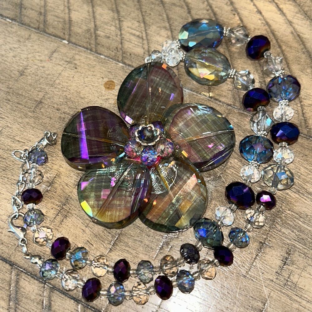 Crystal 💎♦️ Flower 🌸 Beaded Necklace Reflects 💡☀️ 🌈of colors! 1970s cool😎
